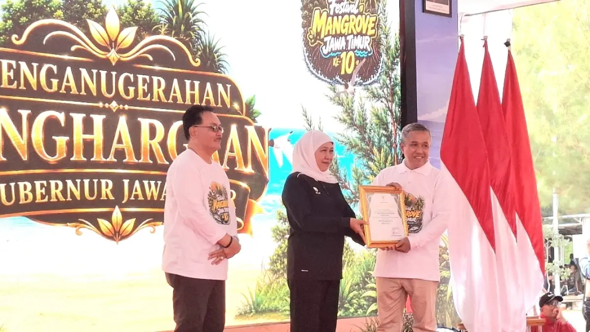 PGN Saka beserta 4 kelompok masyarakat binaan (Pokmaswas Desa Pangkahwetan, Pangkahkulon, Banyuurip, dan Pokja Pelestari Mangrove Banyuurip) secara resmi menerima penghargaan dari Gubernur Jawa Timur Khofifah Indar Parawansa. (Foto : Ist/Radar Gresik) 