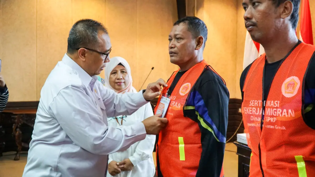 SERTIFIKASI: Sekda Kabupaten Gresik Achmad Washil Miftahul Rachman bersama Kepala DCKPKP Ida Lailatussa’diyah saat membuka pembekalan dan uji kompetensi tenaga kerja konstruksi di Kantor Bupati Gresik. (Foto : Ist/Radar Gresik) 