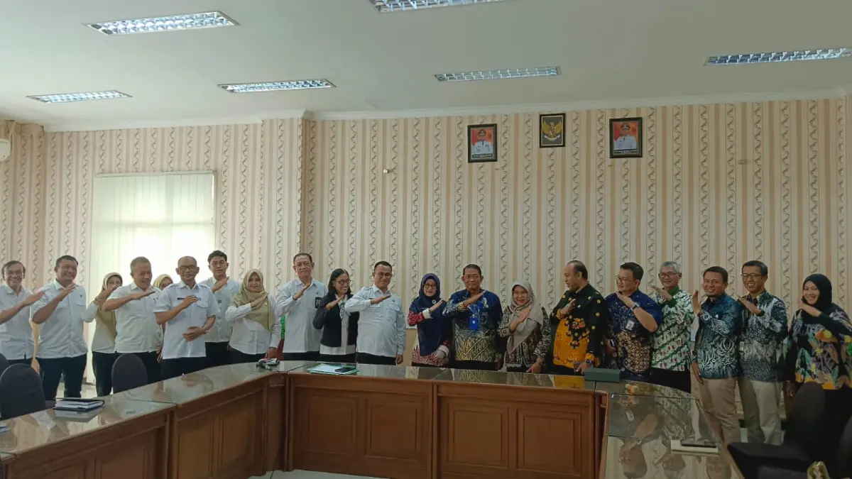 MEMPERKUAT SINERGI, MENDORONG KEMAJUAN DAERAH : DPMPTSP Kabupaten Gresik menerima kunjungan kerja dari Pemerintah Kota Probolinggo. Kunjungan ini bertujuan untuk saling berbagi wawasan dan mempelajari proses pembentukan Kawasan Ekonomi Khusus (KEK) sebagai langkah strategis pengembangan investasi daerah. (IST/ RADAR GRESIK)