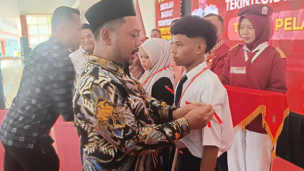 Bupati Gresik Fandi Akhmad Yani saat memberikan sambutan, menyerahkan poin secara simbolis, dan berkomunikasi dengan para siswa di dalam kelas pada peresmian Sekolah Rakyat Terintegrasi 1 Kabupaten Gresik. (Foto : Fajar/Radar Gresik) 