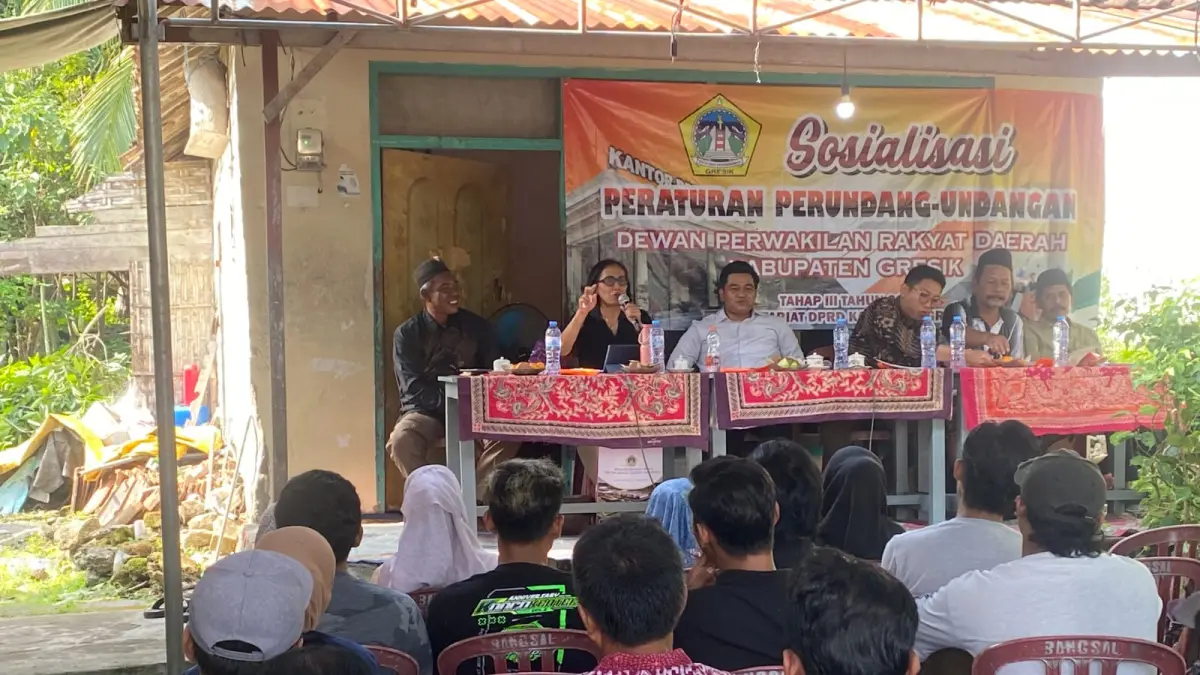 PENTINGNYA KEMITRAAN PERIZINAN UNTUK PELAKU USAHA LOKAL : DPMPTSP bersinergi dengan DPRD Kabupaten Gresik melakukan diseminasi sosialisasi kepada para konstituen terkait Peraturan Daerah Kabupaten Gresik Nomor 5 tahun 2024 Tentang Fasilitasi Kemitraan Perizinan. (IST/ RADAR GRESIK)
