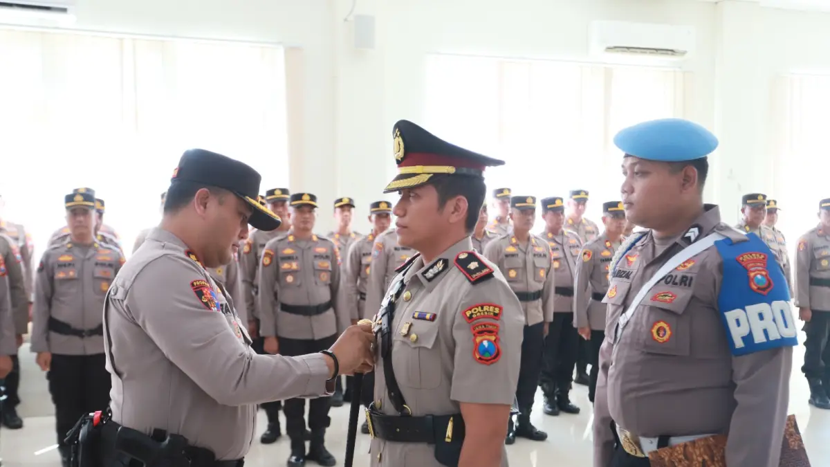 Kapolres Gresik AKBP Ramadhan Nasution saat memimpin sertijab Kabagops Polres Gresik, Kompol Arief Sukmo Wibowo di Mapolres Gresik. (Foto : Ist/Radar Gresik)