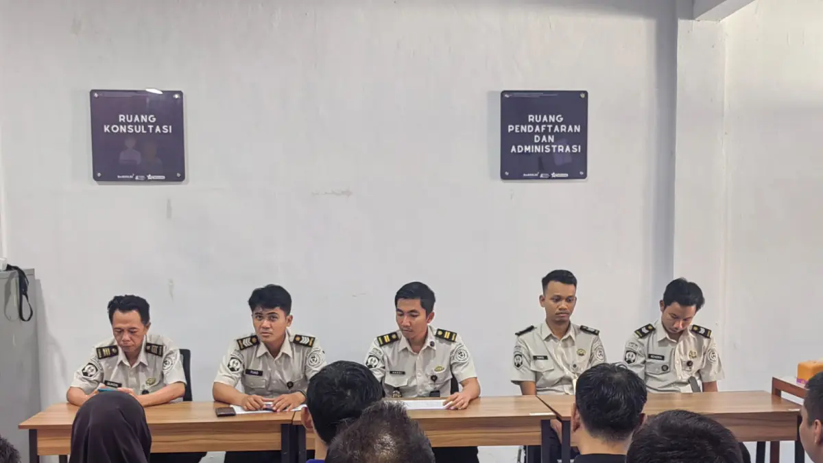 Kepala Sub Seksi Pelayanan Tahanan, Anggi Fauzi, saat memimpin Sidang TPP bersama anggota tim dan warga binaan Rutan Kelas IIB Gresik. (Foto : Ist/Radar Gresik)
