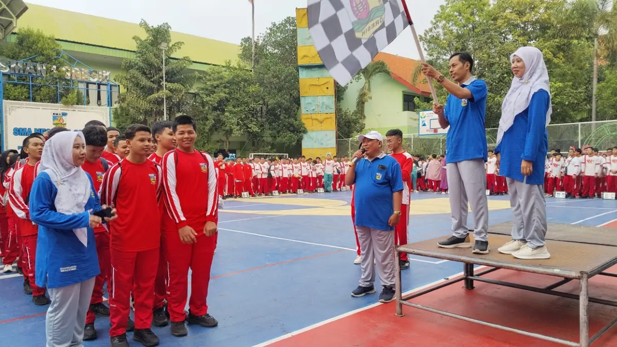 Ulang Tahun : Kepala SMA N 1 Gresik, Irfan memberangkatkan rombongan siswa peserta jalan sehat HUT ke-62 sekolah. (Foto : Riri/Radar Gresik) 