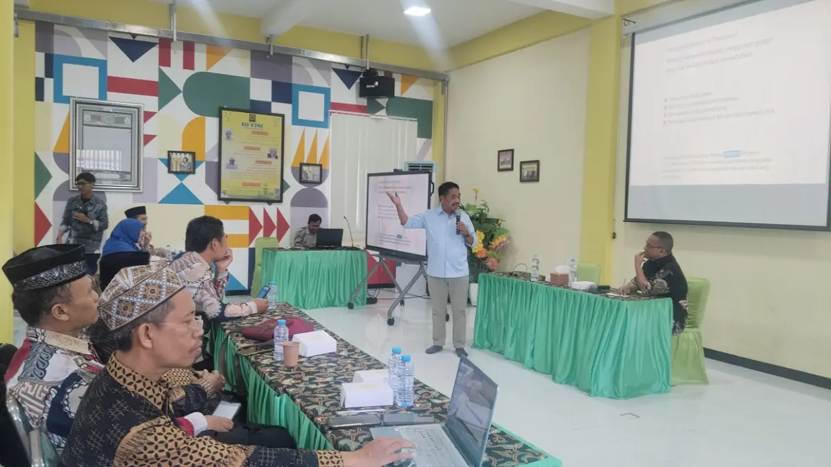 Akademisi dan Dosen Universitas Airlangga, Dr. Suko Widodo, Drs., M.Si. Ia mengulas secara mendalam strategi komunikasi guru dalam menghadapi Generasi Alpha. (Foto : Riri/Radar Gresik) 