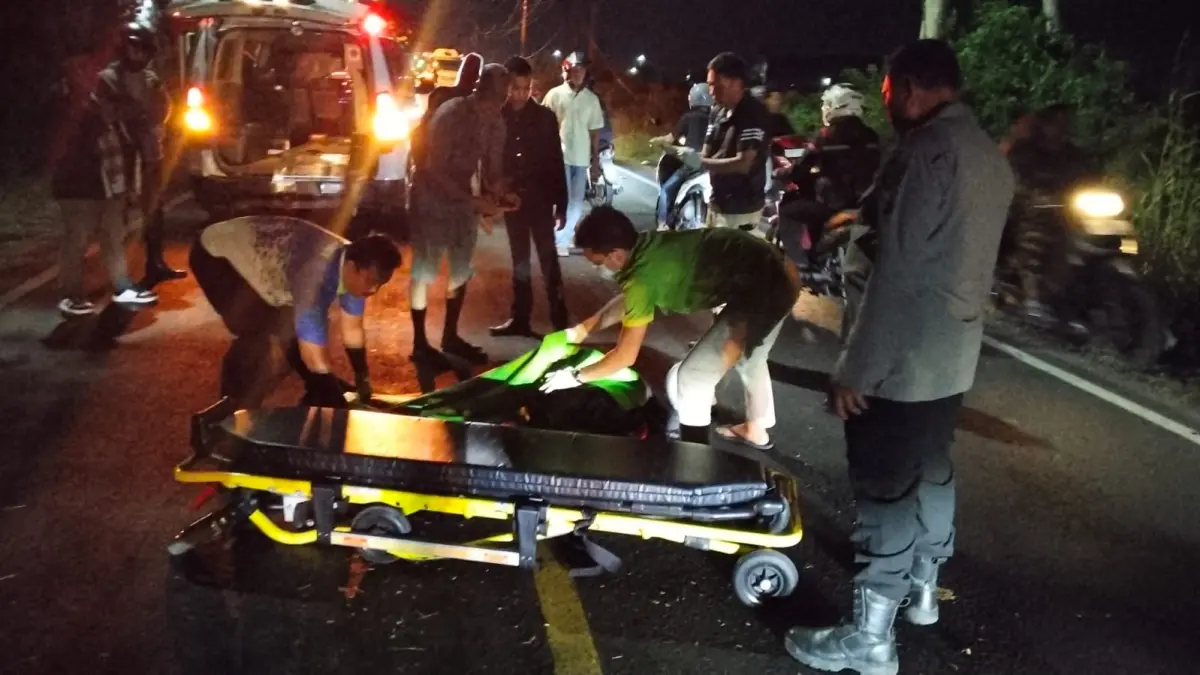 Anggota Polsek Cerme, tim medis, dan warga saat membantu evakuasi korban kecelakaan di Jalan Raya Desa Cerme Lor, Gresik. (Foto : Ist/Radar Gresik)