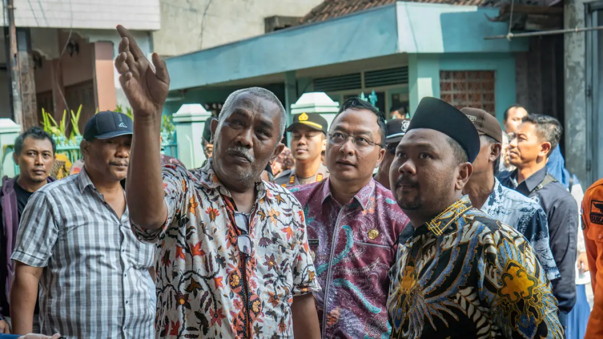 Bupati dan Wakil Bupati Gresik meninjau langsung korban kebakaran di Sembayat, Kecamatan Manyar. (Foto : Ist/Radar Gresik) 