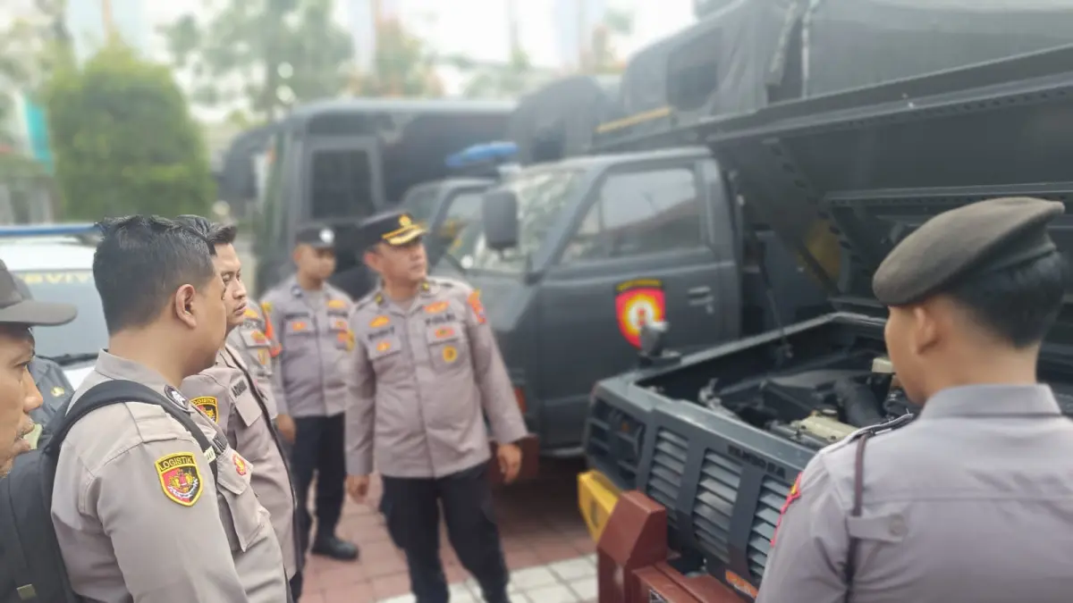 Ketua Tim Supervisi Bid Log Polda Jatim Kompol Sigit Indra P saat melakukan pemeriksaan kendaraan operasional dan alat khusus (alsus) di Mapolres Gresik. (Foto : Ist/Radar Gresik)