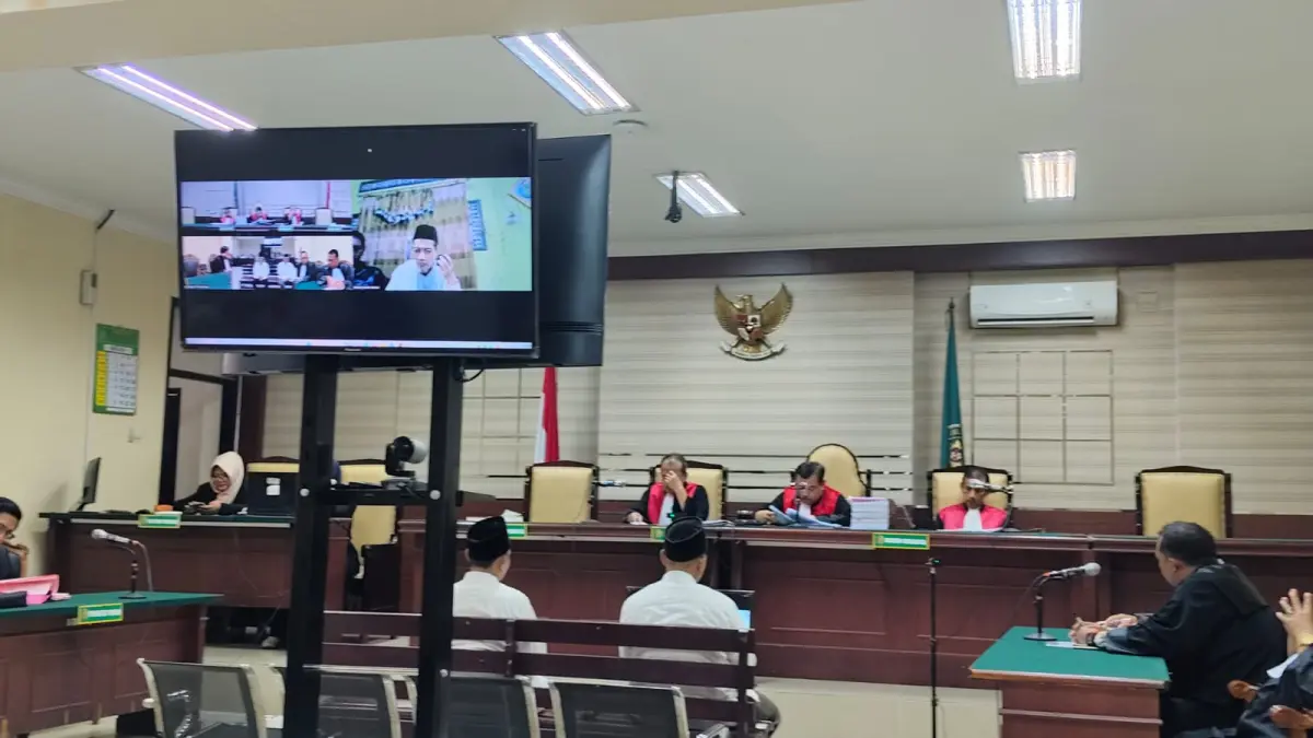 Para terdakwa perkara korupsi dana hibah pembangunan asrama santri Pondok Pesantren Ushulul Hikmah Al Ibrohimi, Gresik, saat menjalani sidang di Pengadilan Tipikor pada Pengadilan Negeri Surabaya. (Foto : Ist/Radar Gresik)