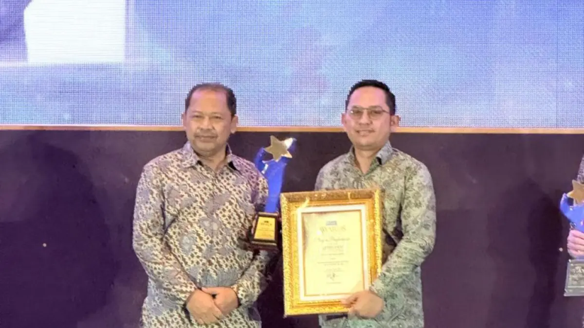 Senior Manager Sekretaris Perusahaan dan Hukum PT Terminal Teluk Lamong Syaiful Anam menerima Penghargaan Radar Surabaya Awards 2026. (Foto : Dok/Radar Gresik) 