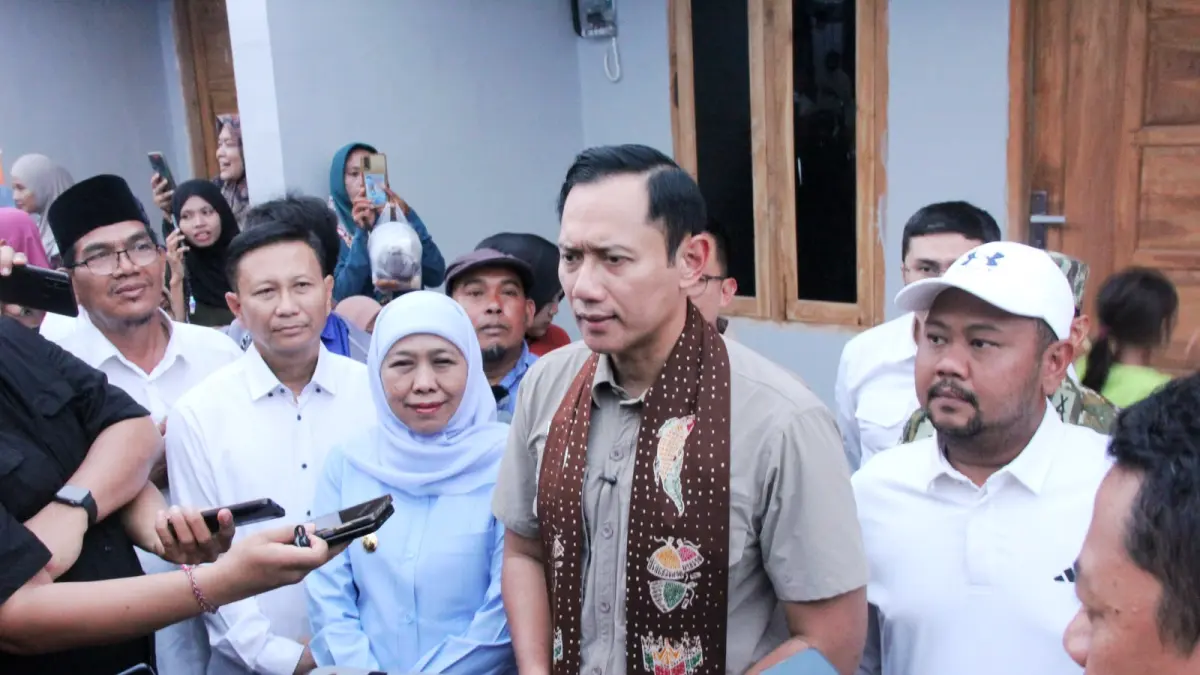 Menteri Koordinator Infrastruktur dan Pembangunan Kewilayahan, Agus Harimurti Yudhoyono (AHY), didampingi Gubernur Jawa Timur Khofifah Indar Parawansa dan Bupati Gresik Fandi Akhmad Yani, meresmikan penataan kawasan permukiman kumuh berbasis DAK TPPKT. (Foto : Ist/Radar Gresik) 