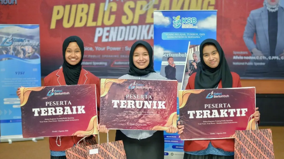APRESIASI: Tiga peserta terbaik menerima penghargaan pada Training Public Speaking Galeri Bertumbuh di Gresik sebagai bentuk apresiasi atas kemampuan, kreativitas, dan partisipasi aktif selama pelatihan. (Foto : Ist/Radar Gresik) 