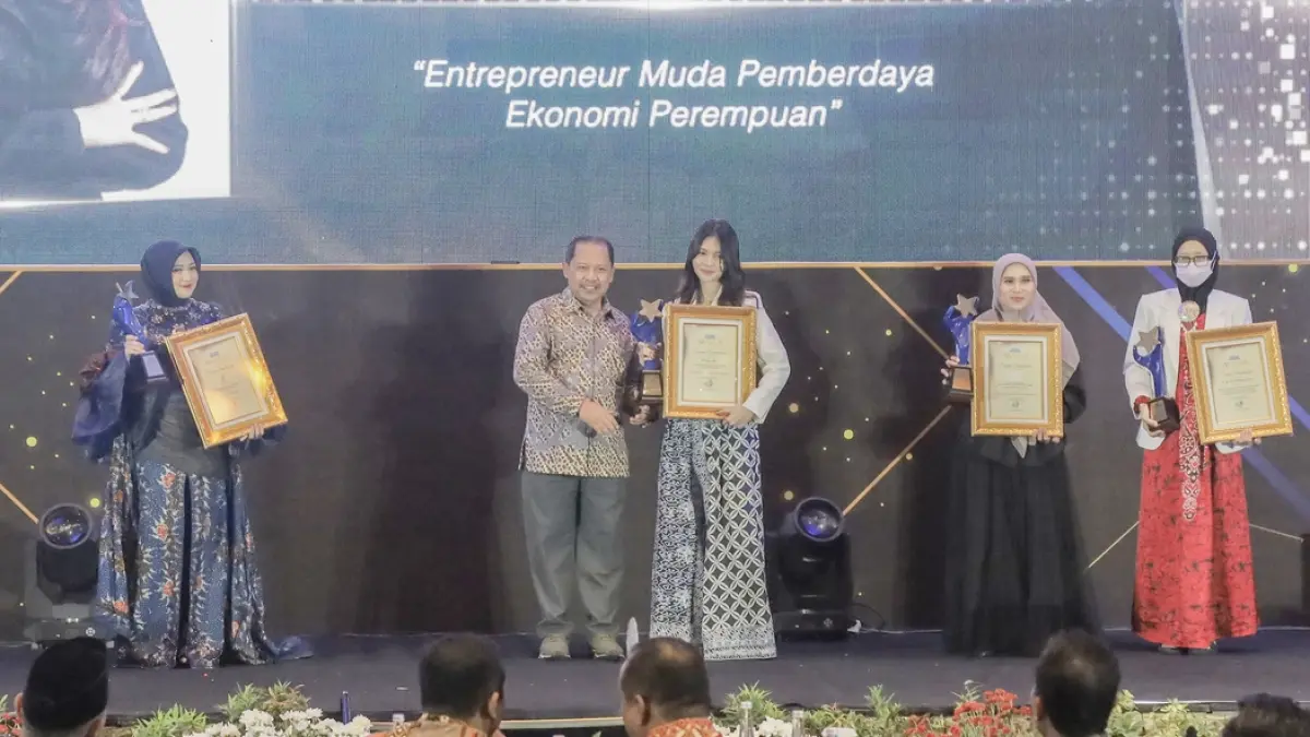 Direktur PT Radar Media Surabaya, Lilik Widyantoro menyerahkan tropi Radar Surabaya Awards 2026 kepada Anita Rahmawati. (Foto : Dok/Radar Surabaya) 