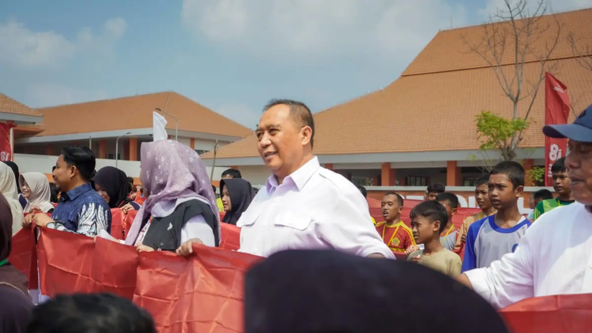 Merah Putih : Sekretaris Daerah Kabupaten Gresik, Achmad Washil Miftahurrahman, mendampingi Gubernur Jawa Timur Khofifah Indar Parawansa saat meninjau Sekolah Rakyat Terintegrasi 1 Gresik. (Foto : Ist/Radar Gresik) 