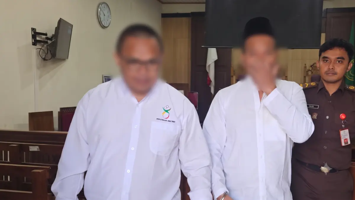 RINGAN : Dua terdakwa Zaenal Arifin dan Roni Zakarias yang diduga melakukan penimbun BBM Solar Subsidi, usai menjalani sidang di PN Gresik. (Foto : Ist/Radar Gresik) 