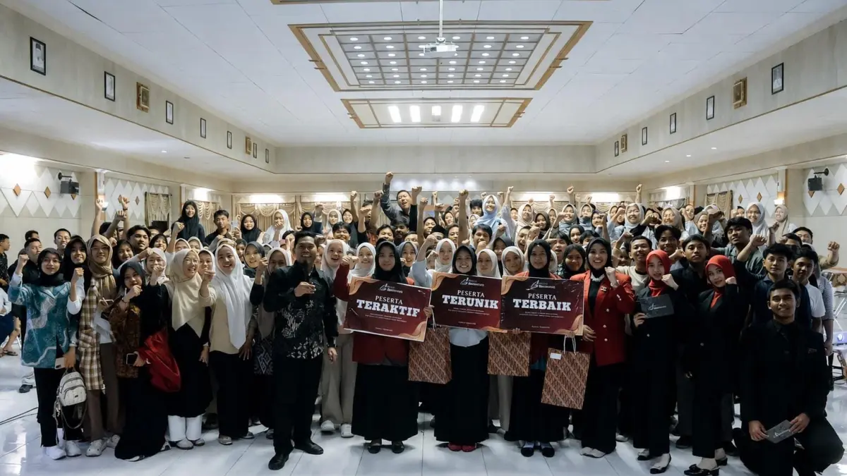 SEMANGAT BERTUMBUH: Ratusan pelajar dan generasi muda mengikuti Training Public Speaking yang diselenggarakan Galeri Bertumbuh di Gresik sebagai upaya menumbuhkan kepercayaan diri, kemampuan komunikasi, dan jiwa kepemimpinan. (Foto : Ist/Radar Gresik) 