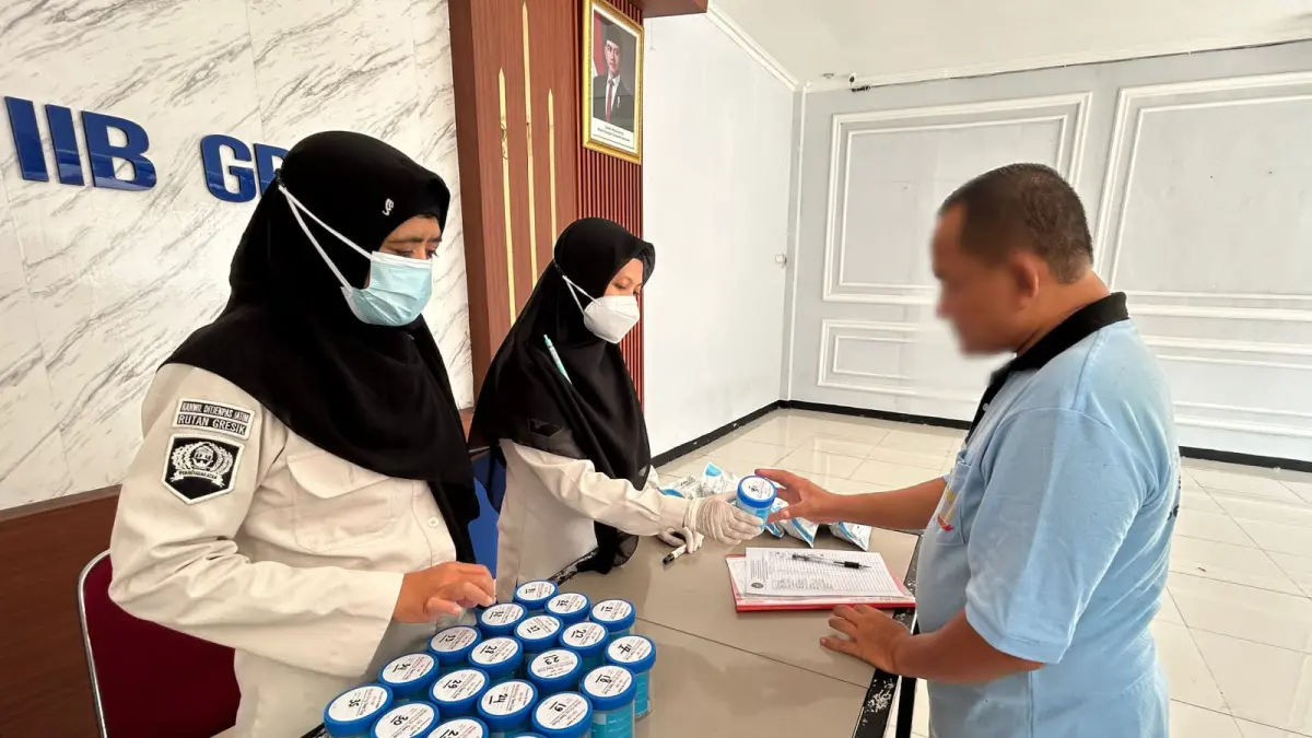 TES URINE : Sebanyak 40 warga binaan saat menjalani tes urine oleh petugas Rutan Kelas IIB Gresik untuk wujudkan Zero Halinar. (Foto : Yudhi/Radar Gresik) 