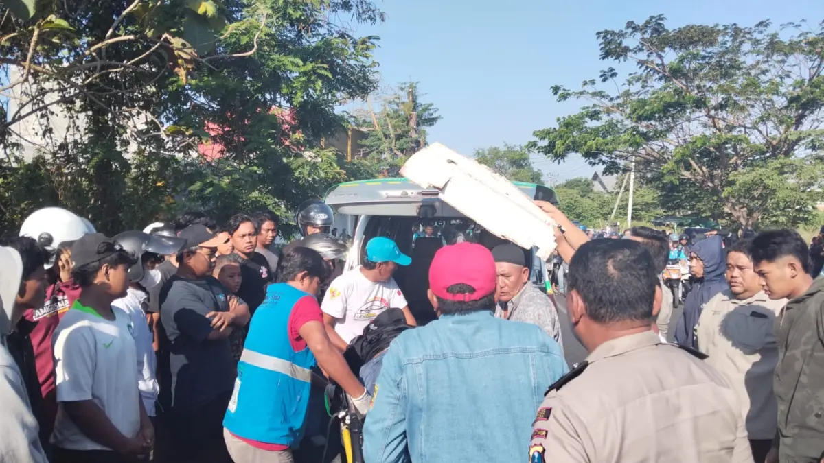 EVAKUASI: Anggota Polsek Cerme, tim medis, dan warga saat membantu proses evakuasi korban kecelakaan lalu lintas di Jalan Raya Desa Ngabetan, Kecamatan Cerme, Gresik. (Foto : Ist/Radar Gresik) 