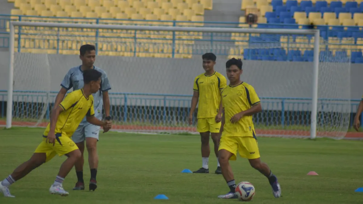 LATIHAN: Pemain Gresik United saat menjalani sesi latihan di Stadion Gelora Joko Samudro (Gejos), Gresik. (Foto : Fajar/Radar Gresik) 