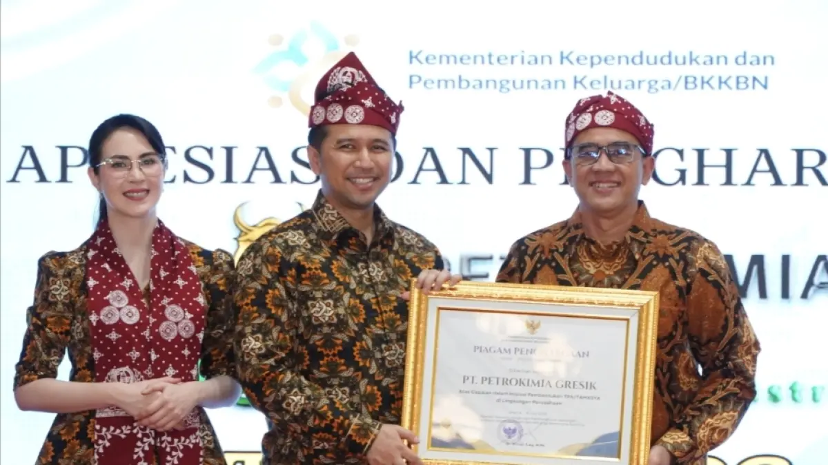 Wakil Gubernur Jawa Timur, Emil Elestianto Dardak, kepada Direktur Pengembangan Petrokimia Gresik, Herdijanto Utomo, pada puncak peringatan Hari Keluarga Nasional (Harganas). 