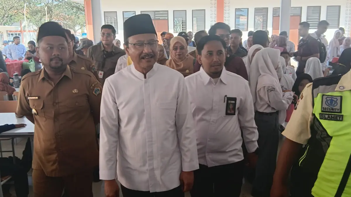 KUNJUNGAN: Menteri Sosial Saifullah Yusuf saat meninjau Sekolah Rakyat Terintegrasi 1 Gresik didampingi Bupati Gresik Fandi Akhmad Yani. (Foto : Fajar/Radar Gresik) 