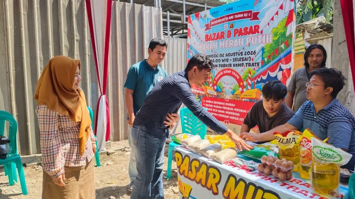 MENINJAU: Wakil Ketua Komisi I DPRD Kabupaten Gresik, Elvita Yuliati, saat meninjau pelaksanaan pasar murah di lahan Koperasi Kelurahan Merah Putih (KKMP) Trate, Gresik. (Foto : Fajar/Radar Gresik) 