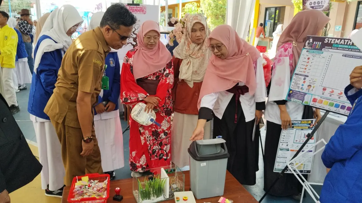 PAMERAN MEDIA AJAR: Suasana kemeriahan Pameran D-Gugu 3rd Edition yang digelar para guru di halaman SMA Muhammadiyah 8 Gresik. (Foto : Riri/Radar Gresik) 