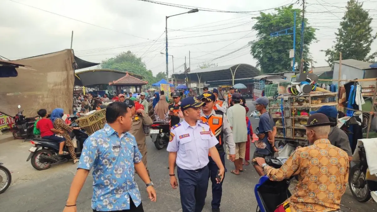 PENERTIBAN: Kepala UPT Pengelolaan Prasarana Perhubungan Wilayah Kota Dishub Kabupaten Gresik, Muhammad Mansyur Arif, bersama Camat Dukun, Gunawan Purna Atmaja, saat menggelar penertiban di kawasan Pasar Wage Dukun, Gresik