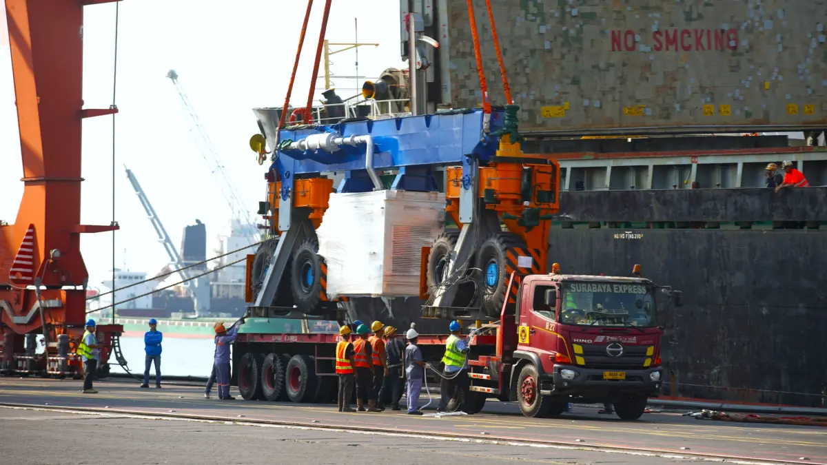 PT Terminal Teluk Lamong terus memperkuat infrastruktur operasional dengan menambah 1 unit Electric Rubber Tyred Gantry (E-RTG) di Terminal Petikemas (TPK) Nilam. 