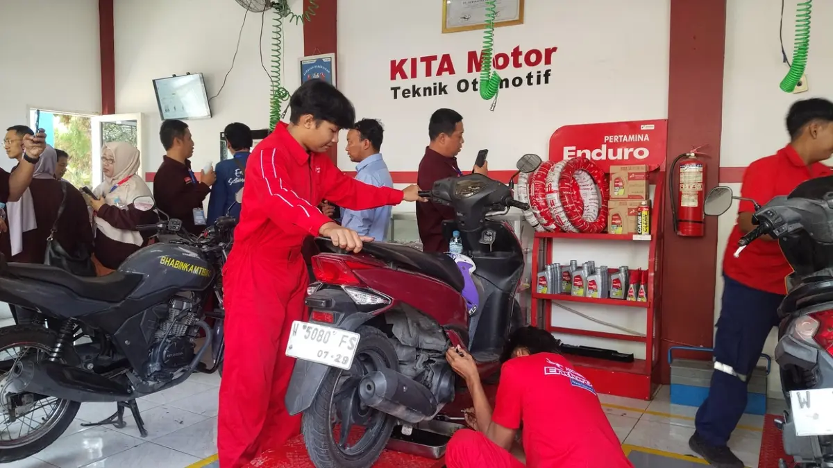 Suasana bengkel SMK SIG jadi pilot projek guru SMK se-indonesia. (Foto : Riri/Radar Gresik) 