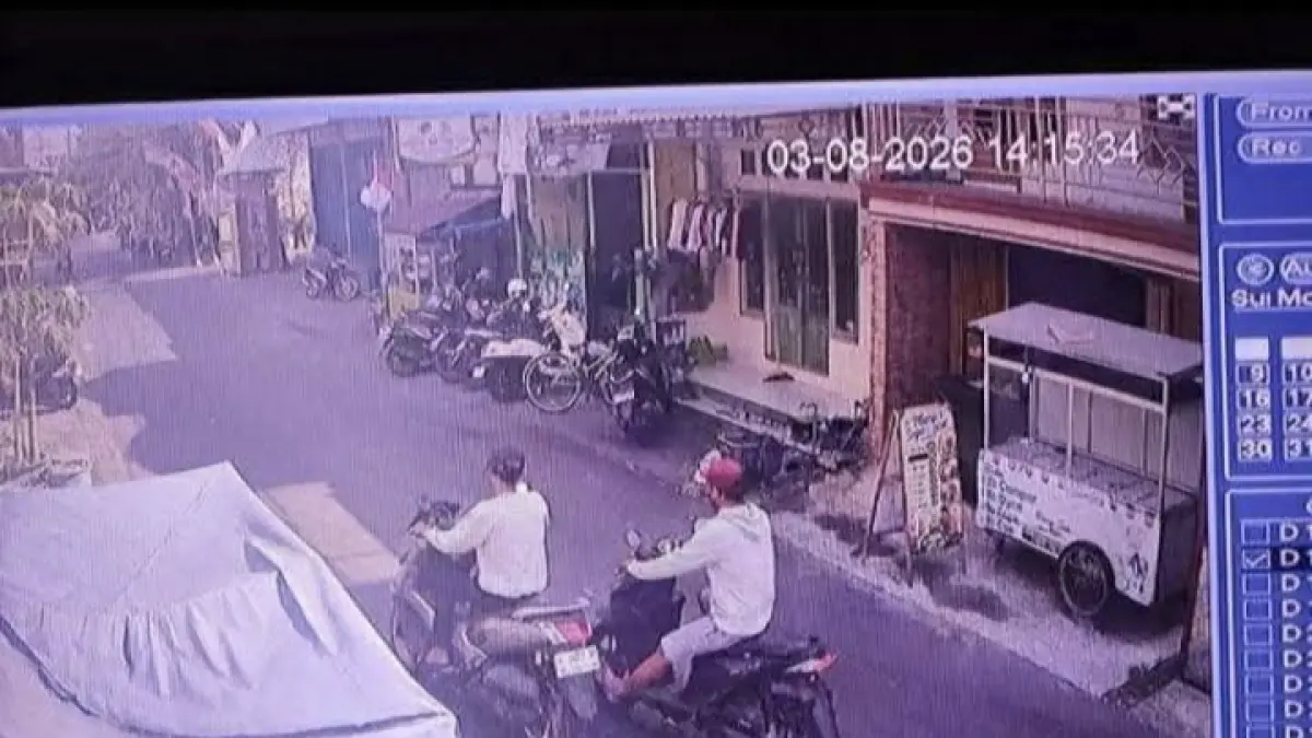 TEREKAM CCTV: Kedua pelaku curanmor terekam kamera pengawas saat membawa kabur sepeda motor milik korban dengan cara didorong di Jalan Raya Desa Manyar Sidorukun, Kecamatan Manyar, Gresik. (Foto : Ist/Radar Gresik) 