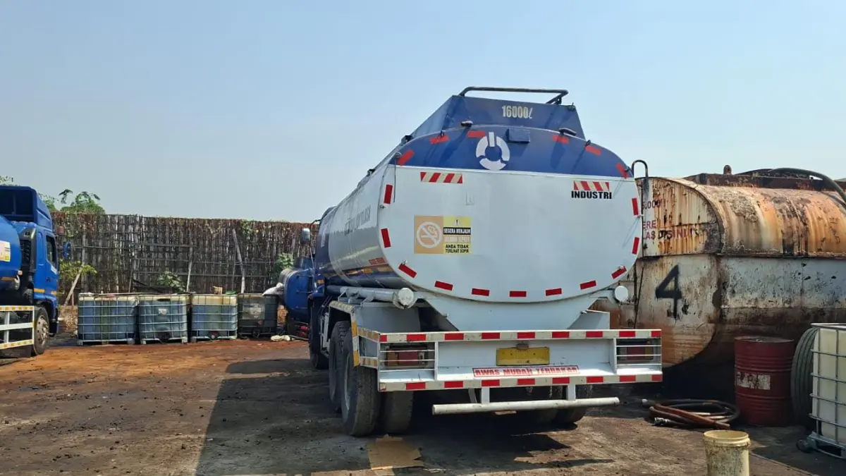 TERLIHAT DI LOKASI: Sejumlah truk tangki yang diduga melakukan aktivitas pengoplosan atau pemindahan bahan bakar minyak (BBM) jenis solar refinery di Desa Suci, Kecamatan Manyar, Gresik. (Foto : Ist/Radar Gresik) 