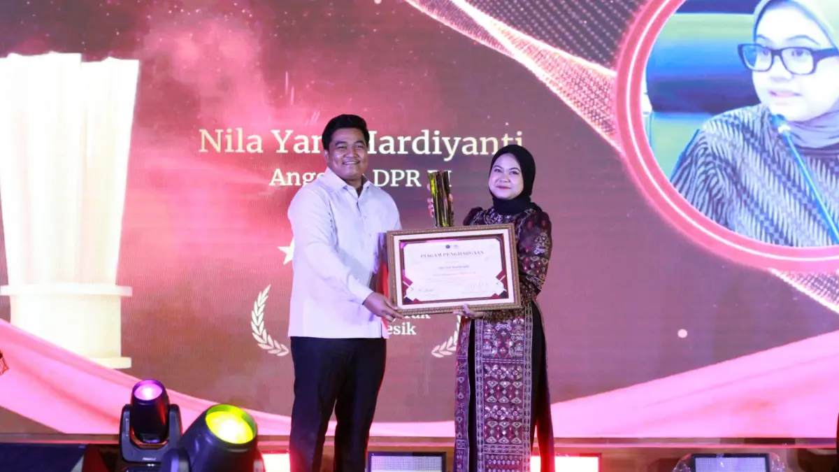 Anggota DPR RI Nila Yani Hardiyanti dinobatkan sebagai Tokoh Penggerak UMKM Gresik dalam Giri Pancasuar Awards 2026. (Foto : Ist/Radar Gresik) 