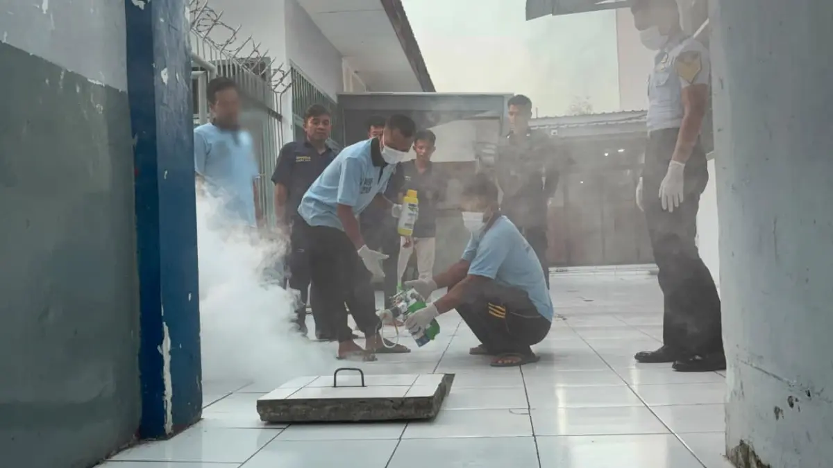 CEGAH DBD: Taruna Poltekimipas saat memberikan edukasi pencegahan DBD dan praktik penanganan jentik nyamuk di lingkungan Rutan Kelas IIB Gresik. (Foto : Yudhi/Radar Gresik) 