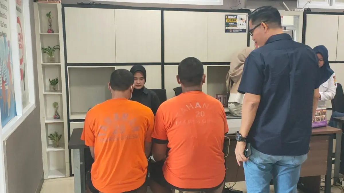 DIAMANKAN: Dua tersangka kasus dugaan peredaran narkotika jenis sabu saat diamankan anggota Satresnarkoba Polres Gresik. (Foto : Ist/Radar Gresik) 