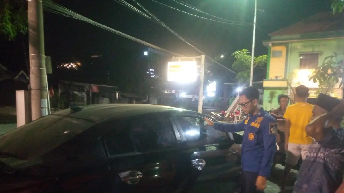 DIEVAKUASI: Petugas Damkarla Gresik Pos Dukun saat menangani insiden anak dua tahun yang terkunci di dalam mobil yang terparkir di Jalan Raya Pahlawan, Desa Asempapak, Kecamatan Sidayu, Gresik. (Foto : Ist/Radar Gresik) 