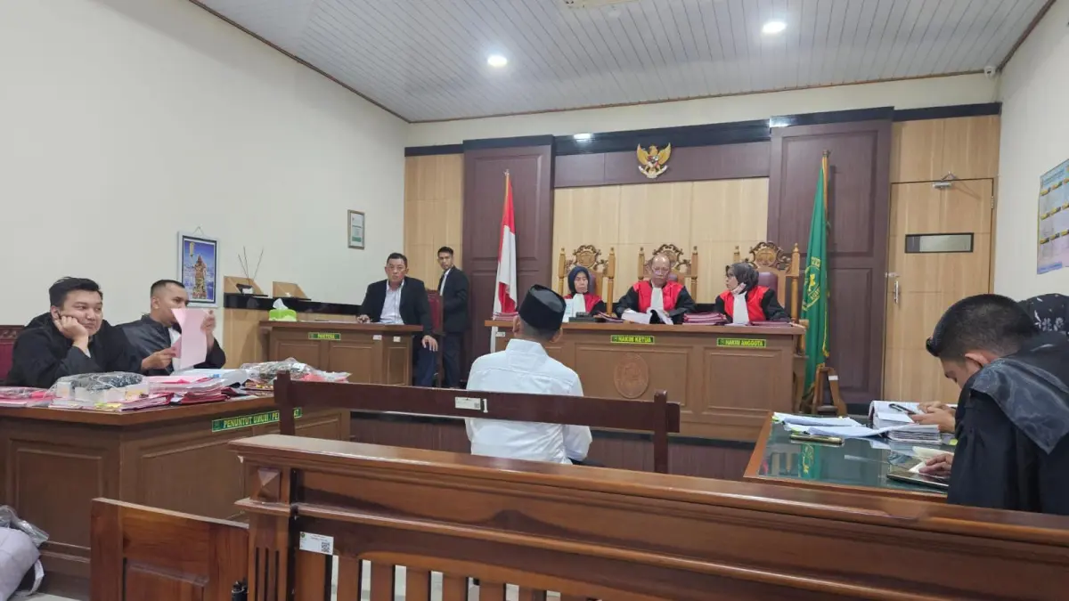 SAKSI: Suasana persidangan terdakwa Antoni terkait kasus dugaan penipuan dan pemalsuan Surat Keputusan (SK) Aparatur Sipil Negara (ASN) palsu di Pengadilan Negeri (PN) Gresik. (Foto : Ist/Radar Gresik) 