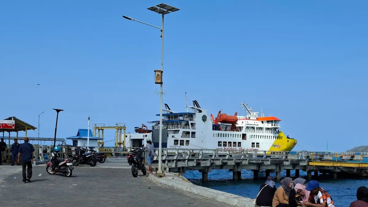 SANDAR: KMP Drajat Paciran saat sandar di Pelabuhan Paciran, Lamongan. (Foto : Ist/Radar Gresik) 