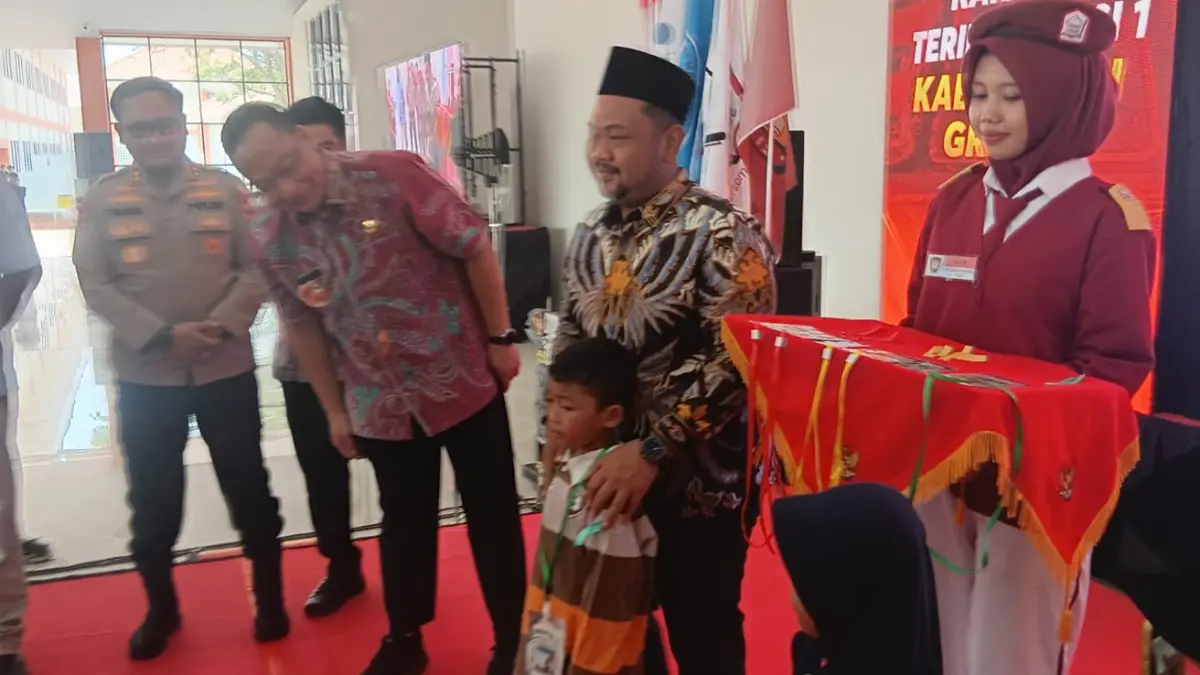 SEKOLAH: Bupati Gresik Fandi Akhmad Yani saat menghadiri pelaksanaan Masa Pengenalan Lingkungan Sekolah (MPLS) di Sekolah Rakyat Terintegrasi 1 Gresik. (Foto : Fajar/Radar Gresik) 