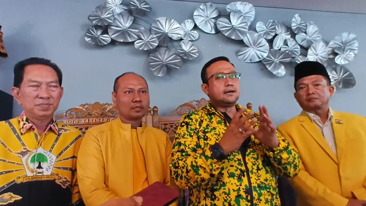 TARGET: Sekretaris DPD Partai Golkar Jatim Blegur Prijanggono bersama Ketua DPD Partai Golkar Gresik Wongso Negoro saat menetapkan target minimal sembilan kursi DPRD pada Pemilu 2029. (Foto : Ist/Radar Gresik) 