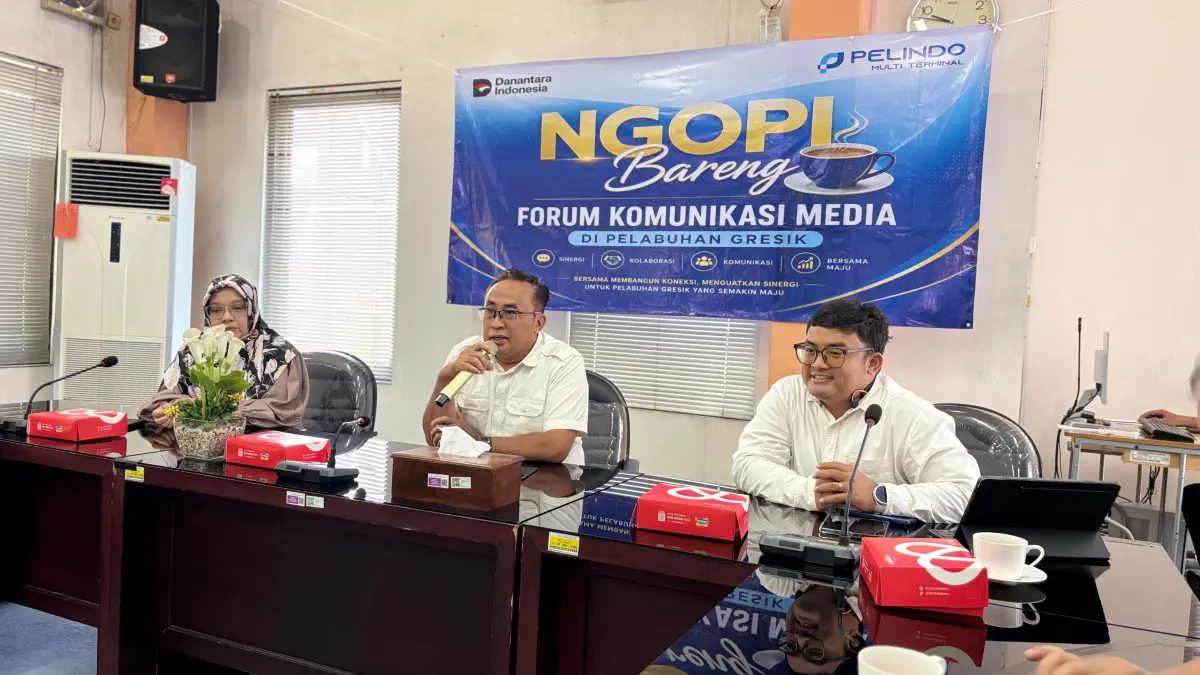Dukung Penuh : Branch Manager PT Pelindo Multi Terminal Branch Gresik, Sutopo (tengah) menegaskan dukungannya terhadap pemerintah daerah menghadirkan layanan penyeberangan RoRo di Pelabuhan Gresik.