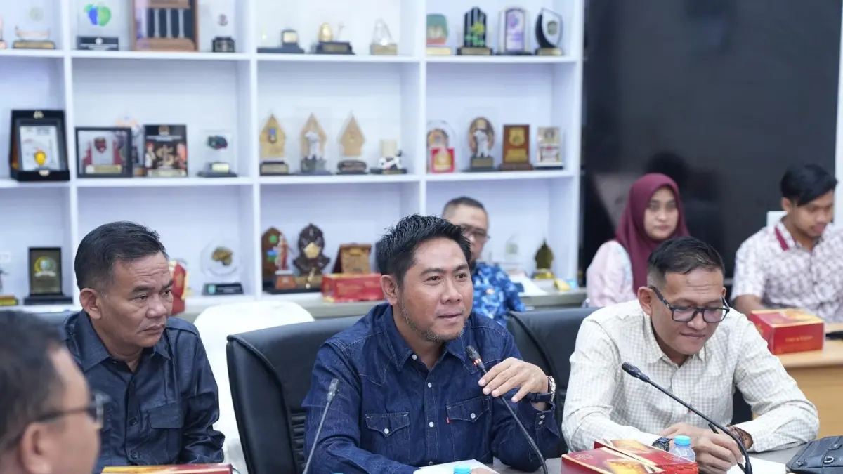 HEARING: Pimpinan dan anggota DPRD Kabupaten Gresik bersama pemangku kepentingan saat menggelar audiensi terkait persoalan transportasi laut rute Bawean di Gedung DPRD Gresik. (Foto : Fajar/Radar Gresik) 