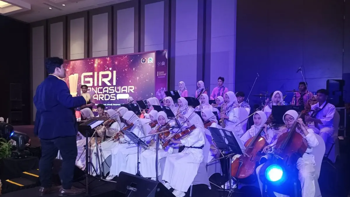 MEMUKAU: Penampilan Nusa Octave Orchestra dari SMANU 1 Gresik saat membius para tamu undangan dalam ajang penganugerahan Giri Pancasuar (GPA) Award 2026 di Hotel Aston Gresik. (Foto : Dok/Radar Gresik) 