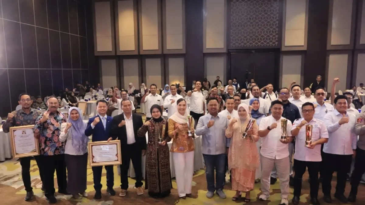 Para peraih Giri Pancasuar Award berfoto bersama dengan para tamu undangan. (Foto : Dok/Radar Gresik) 