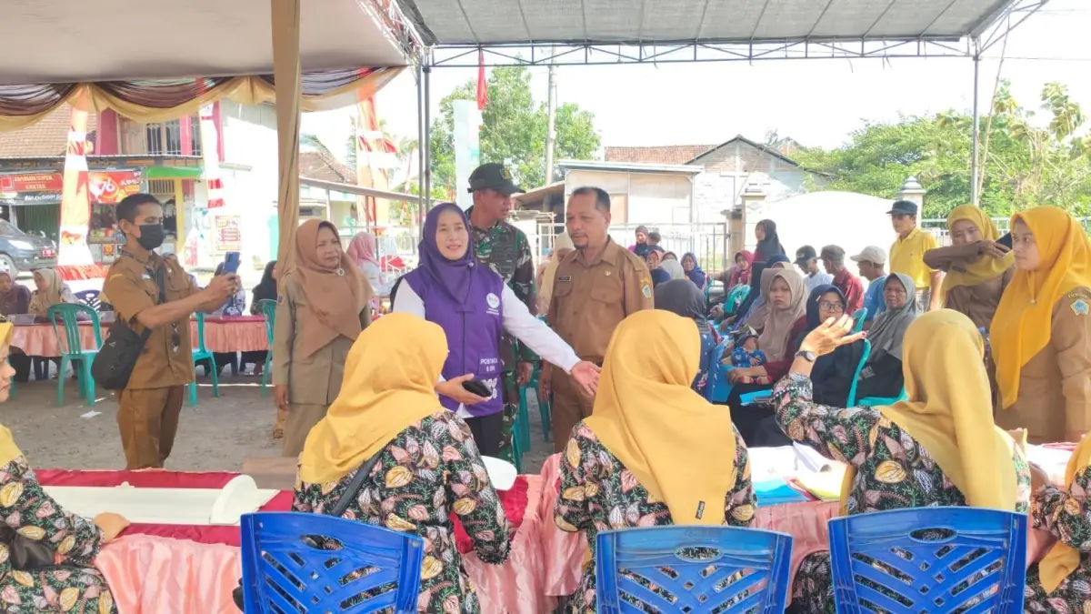 POSYANDU: Babinsa saat mendampingi sosialisasi program posyandu dan aksi gotong royong guna memperkuat kebersamaan serta layanan kesehatan warga. (Foto : Dok/Radar Gresik) 
