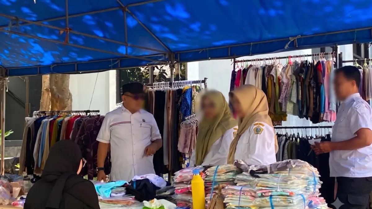 SIDAK: Petugas Satpol PP Kabupaten Gresik saat menggelar sidak penegakan disiplin di sejumlah warung kopi dan tempat makan di wilayah Kota Gresik. (Foto : Ist/Radar Gresik) 