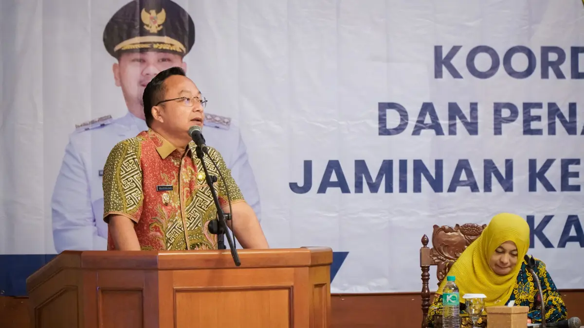 SISTEM JKN: Wakil Bupati Gresik Asluchul Alif saat memberikan arahan pada Rapat Koordinasi Pencegahan dan Penanggulangan Fraud JKN di Kantor Pemkab Gresik. (Foto : Ist/Radar Gresik) 