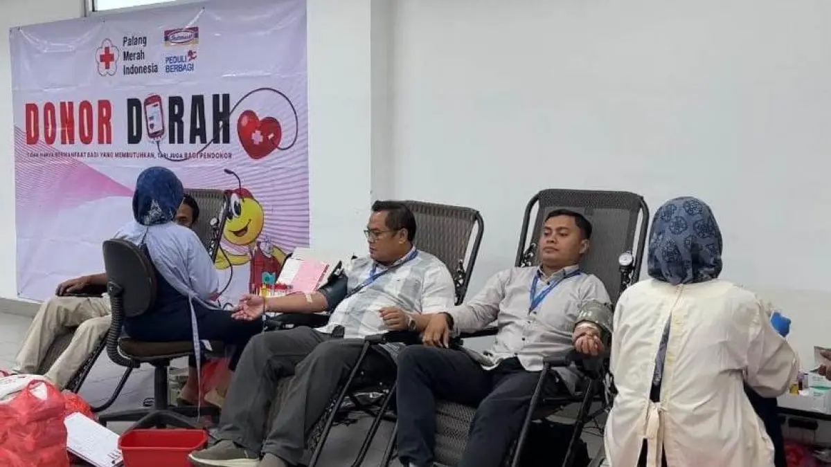 TELADAN NYATA : Sambut HUT ke-81 RI, BM Indomaret Cabang Gresik Williandi Sitepu memimpin dan ikut mendonasikan darahnya bersama PMI Gresik (06/08). Lewat pilar Peduli Berbagi, aksi manajemen dan karyawan ini mewujudkan semangat kepahlawanan untuk menyelamatkan sesama. (IST/ RADAR GRESIK)
