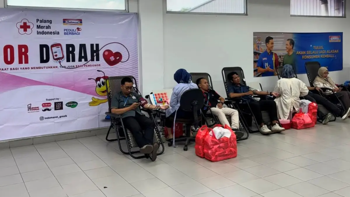 SEMANGAT KARYAWAN : Tak hanya bekerja, para karyawan Indomaret Cabang Gresik juga kompak mengulurkan tangan untuk sesama. Lewat aksi donor darah sambut HUT ke-81 RI, setiap tetes darah yang disumbangkan menjadi simbol kebersamaan dan kepedulian bagi yang membutuhkan. (IST/ RADAR GRESIK)