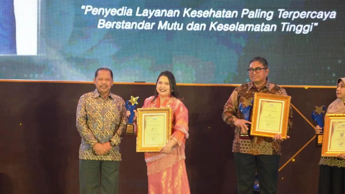 TERUS BERINOVASI : PT Petro Graha Medika meraih penghargaan Penyedia Layanan Kesehatan Paling Terpercaya di ajang Radar Surabaya Award 2026 pada Kamis (30/7). Penghargaan tersebut diterima langsung oleh Direktur Keuangan & SDM PGM, Karina Sari. (Sur/Radar Surabaya)